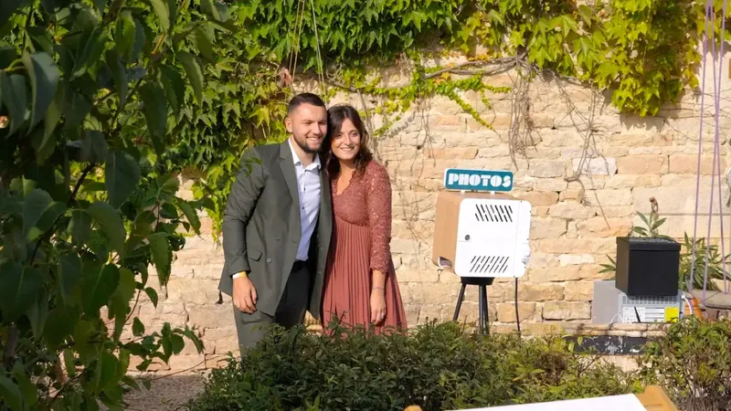 Pareja delante del fotomatón Badabooth