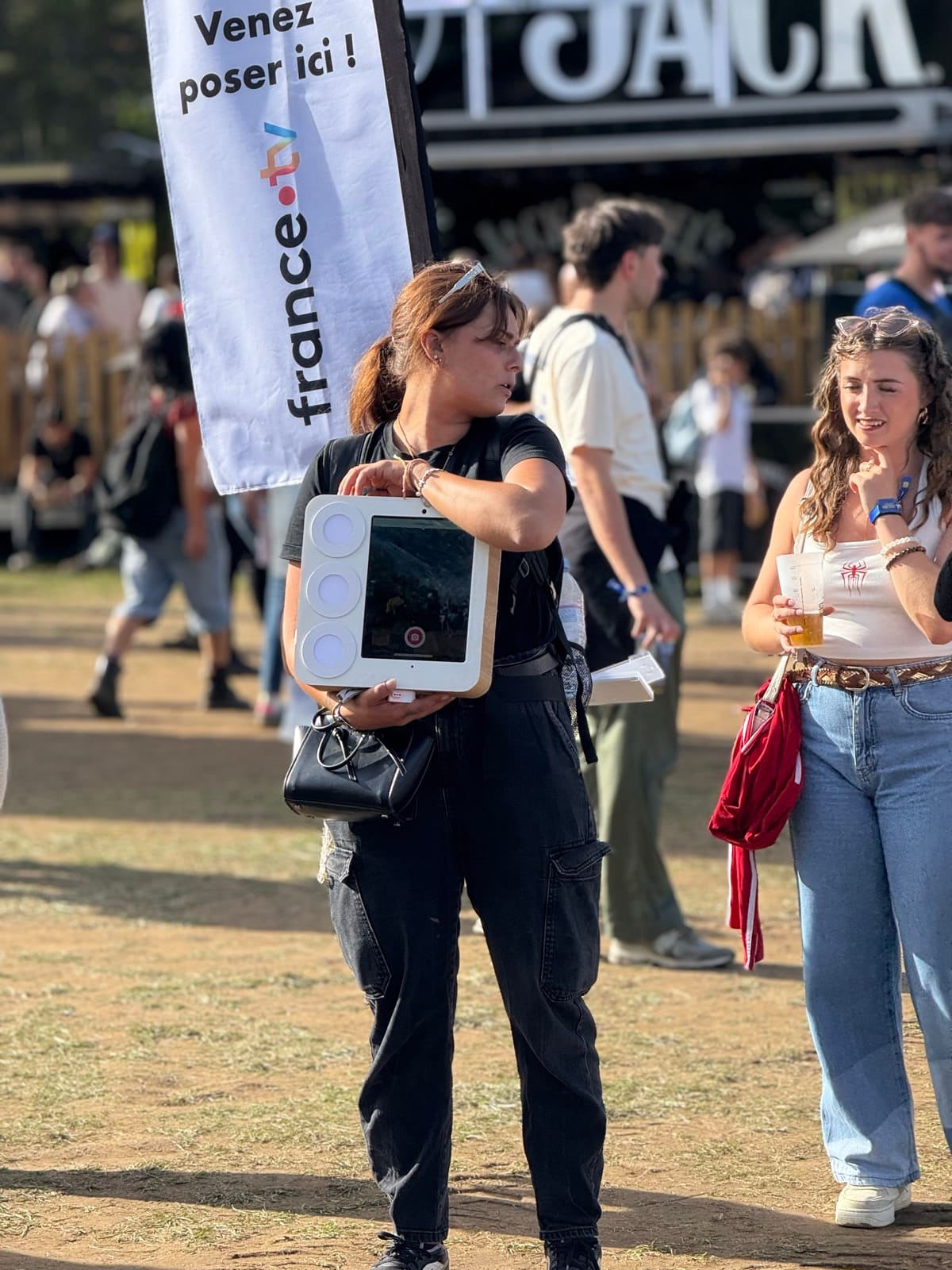 Animadora con el Badabooth portátil en un festival